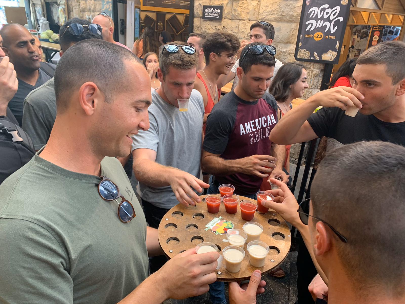 סיור קולינרי בשוק לוינסקי ושכונת פלורנטין בימי שישי בבוקר Israel2GO